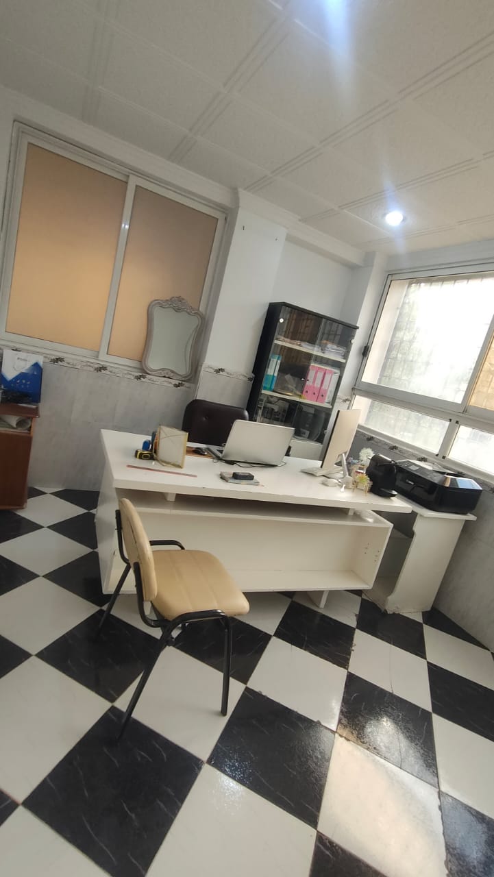 VENTE Service commercial de 83 m²