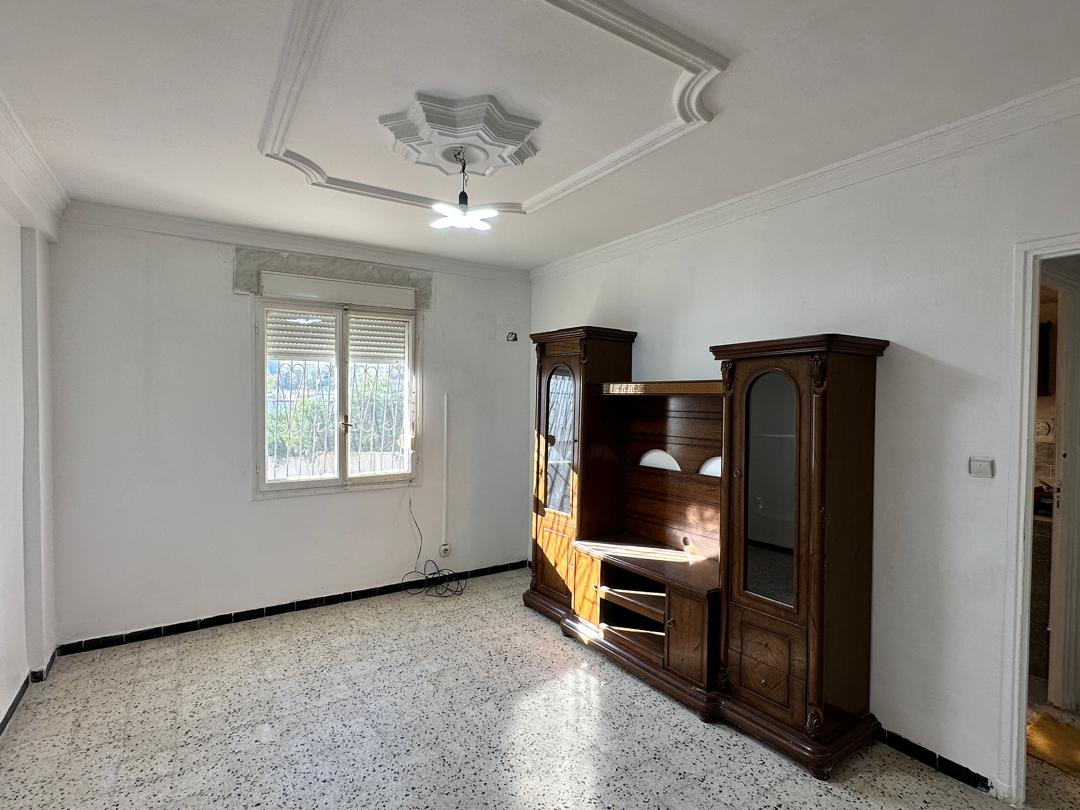 un appartement F3 situé à El Bouni – 900 Logts.