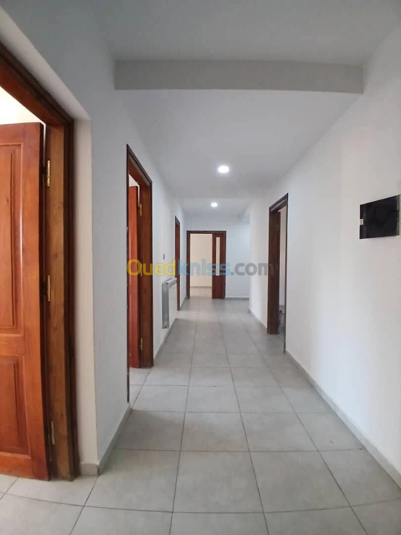 LOCATION F4 SUP 160 M2 PRES DE LA CLINIQUE LES JASMINS ANNABA