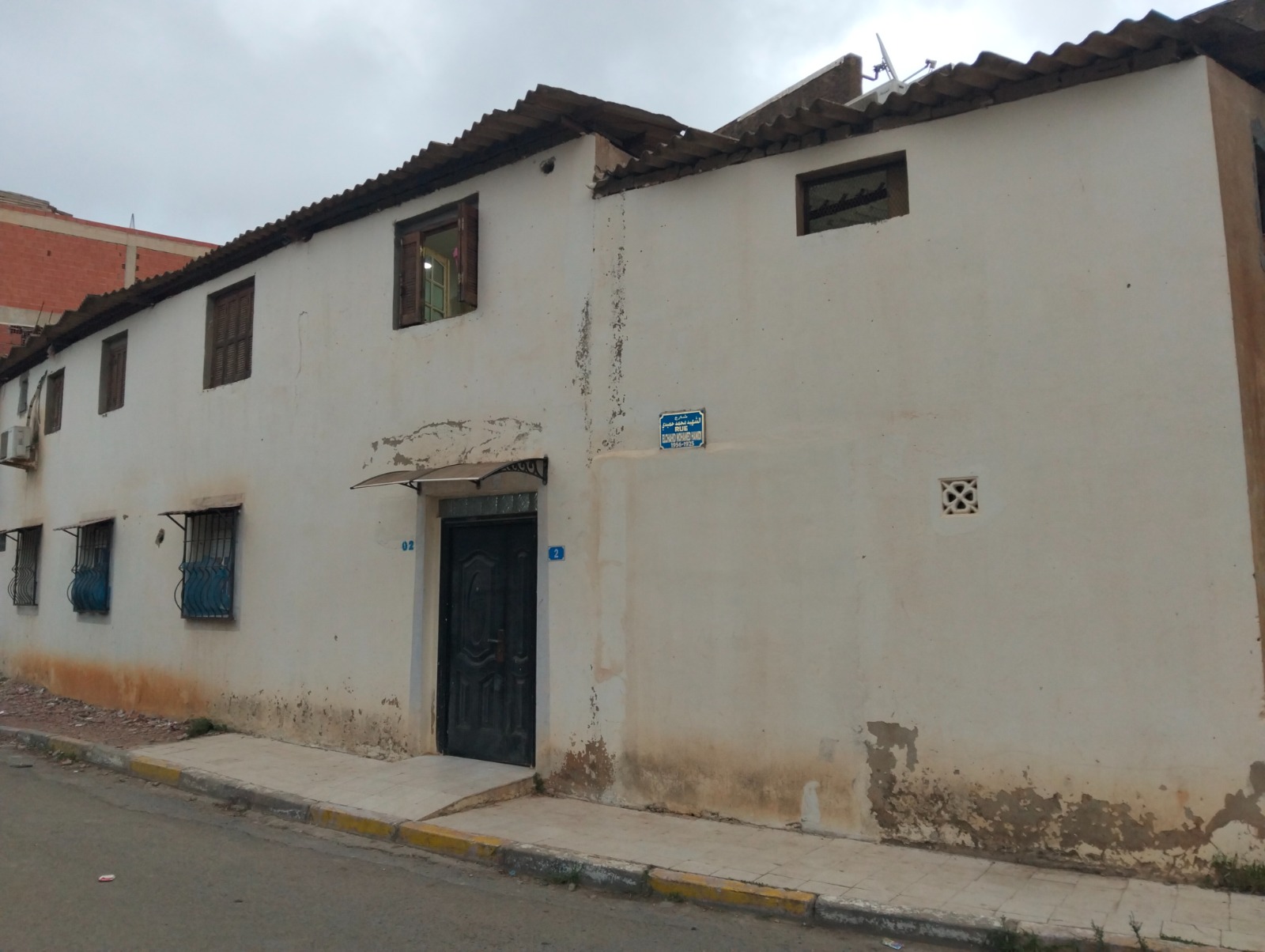 Hangar  1500 + 2 appartements 