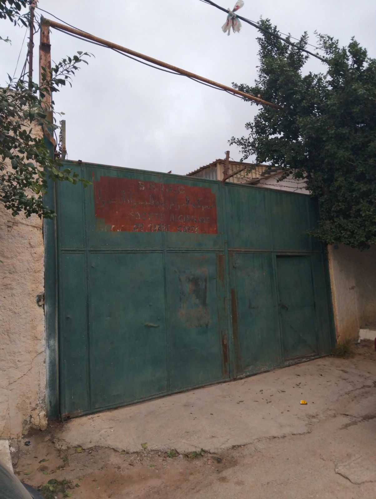 Hangar  1500 + 2 appartements 